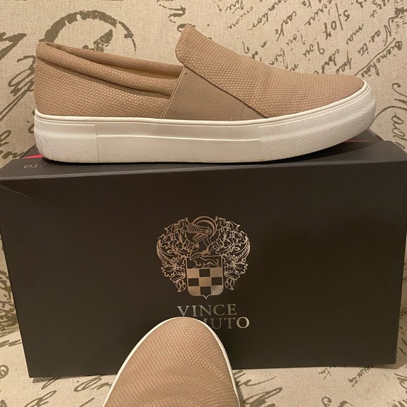 🔥Vince Camuto Sneakers Size 8 - Picture 3 of 11